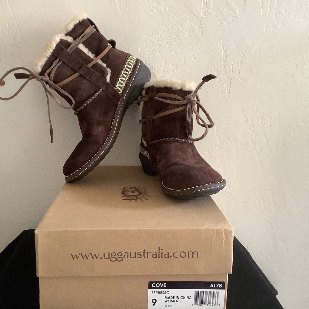 UGG Expresso COVE Ankle Tie Boot Sz 9